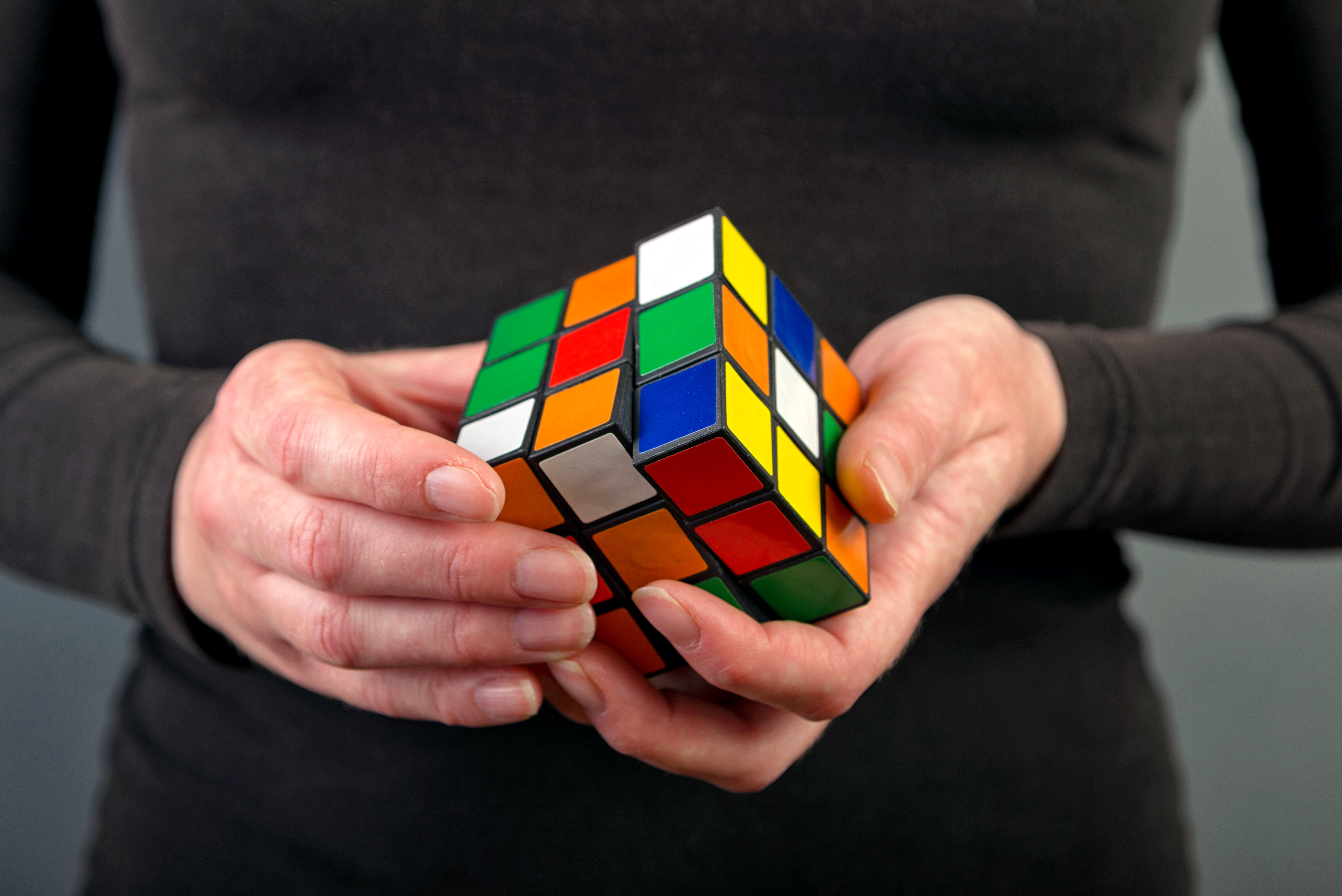 Страна кубика рубика. Кубик Рубика. Кубик Рубика в руках. Собранный кубик рубик. Человек с кубиком Рубика.