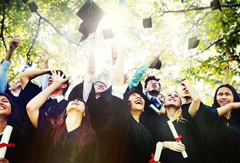 Jeune diplômé de retour à la maison